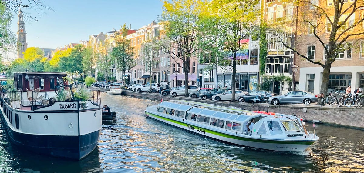 Sightseeingbåt i en kanal i Amsterdam
