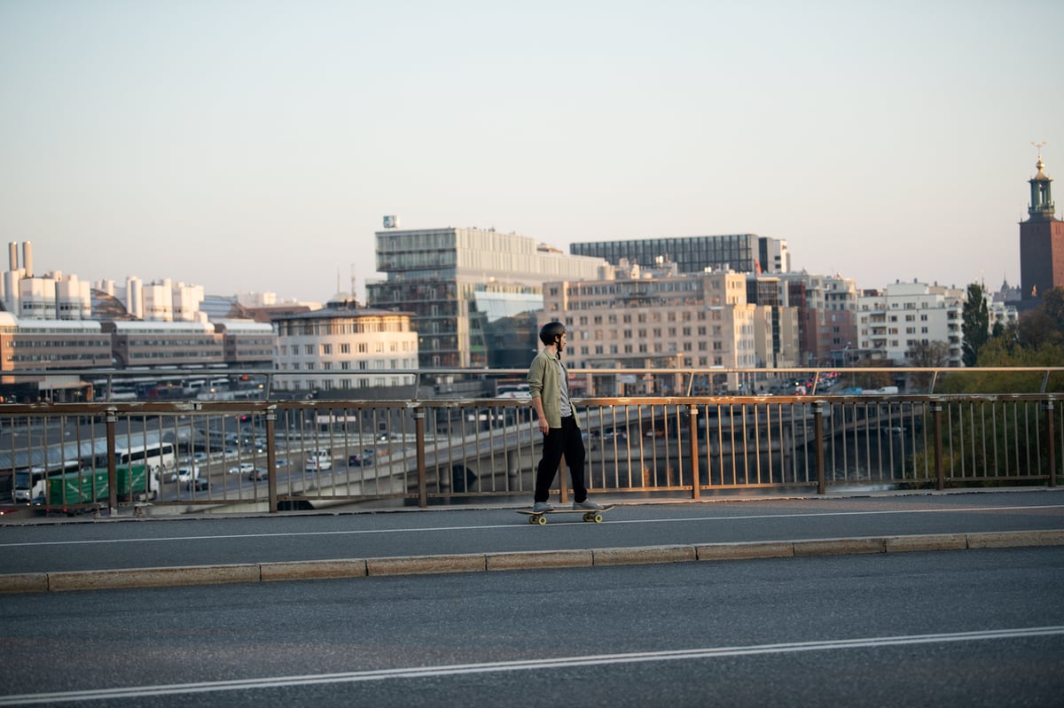 man on a e-skate stockholm