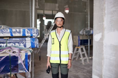 nainen rakennustyömaalla