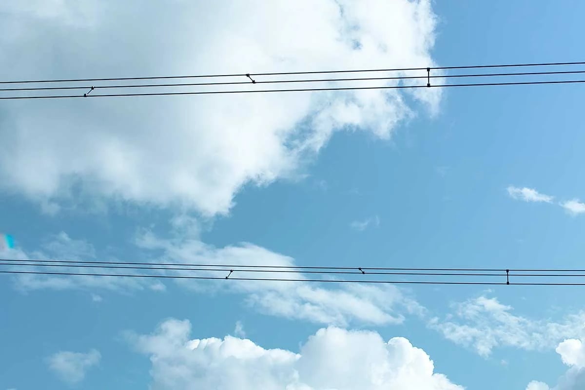 elnät och himmel